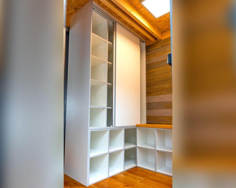 Vestavěná skříň na míru z deskového materiálu v omezeném prostoru hausbótu
