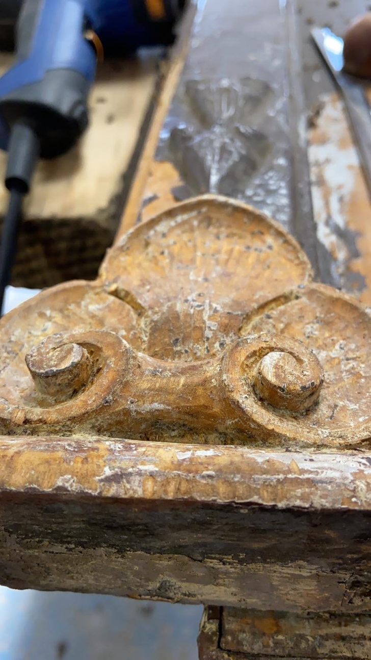 Detail odstraňování barev z ozdobné hlavice dveří Detail odstraňování barev z ozdobné hlavice dveří